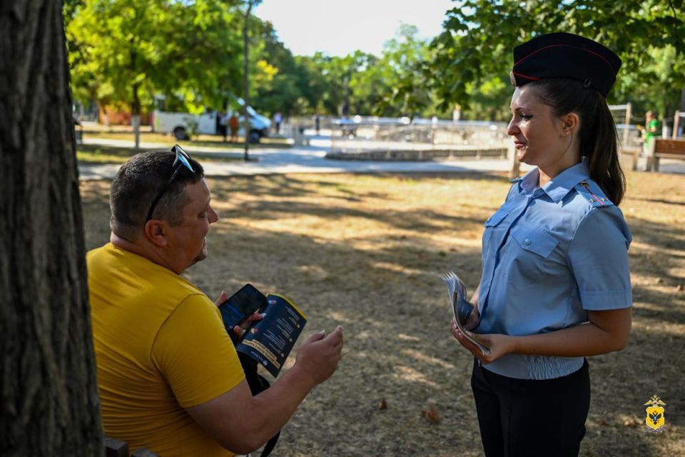Полицейские предупредили граждан об участившихся случаях мошенничества и раздали информационные памятки Полицейские предупредили граждан об участившихся случаях мошенничества и раздали информационные памятки