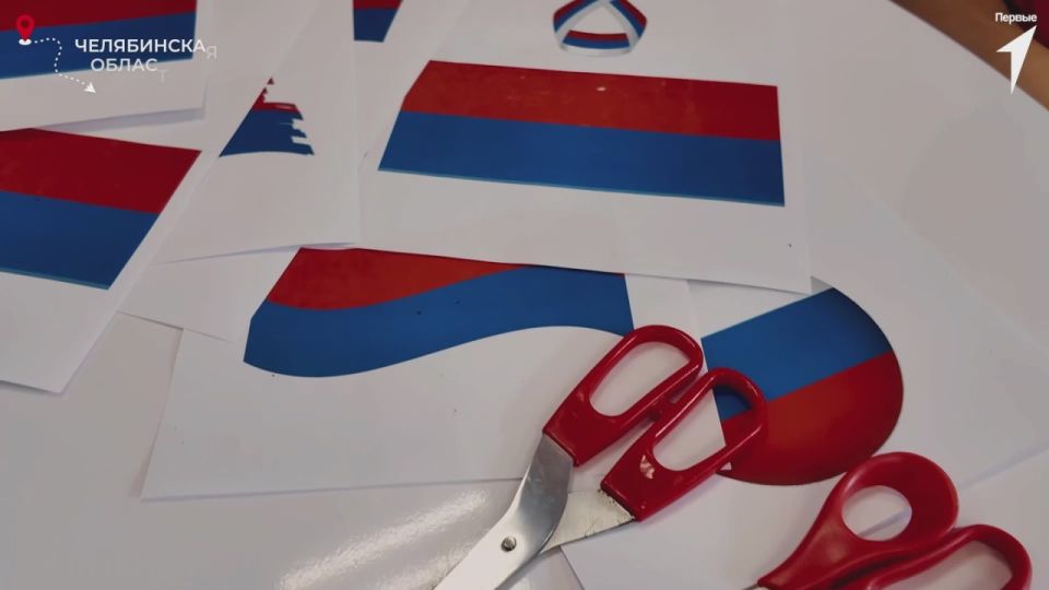 Школьники из разных регионов присоединились к акции Движения Первых «Символ народа», посвящённой Дню Государственного флага России!