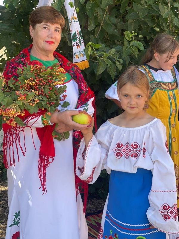 Фольклорно-познавательная программа "Яблочный Спас, уходит лето от нас" Фольклорно-познавательная программа "Яблочный Спас, уходит лето от нас"