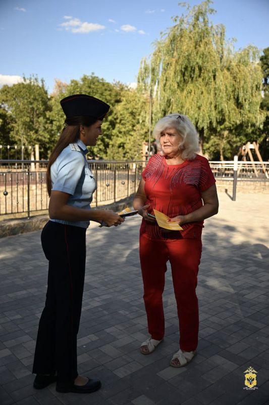 Полицейские предупредили граждан об участившихся случаях мошенничества и раздали информационные памятки Полицейские предупредили граждан об участившихся случаях мошенничества и раздали информационные памятки