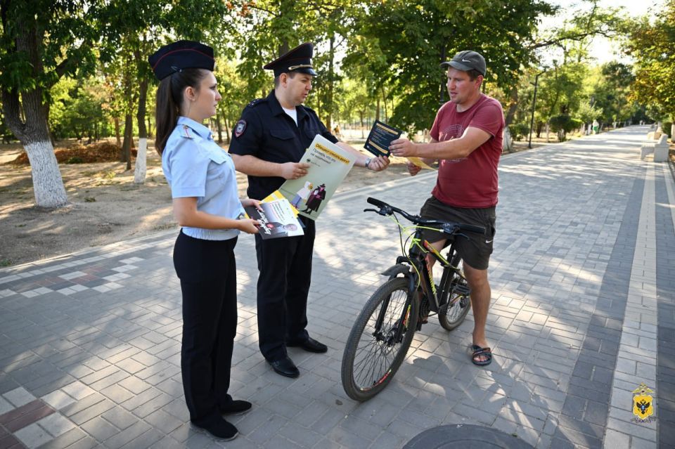 Полицейские предупредили граждан об участившихся случаях мошенничества и раздали информационные памятки Полицейские предупредили граждан об участившихся случаях мошенничества и раздали информационные памятки