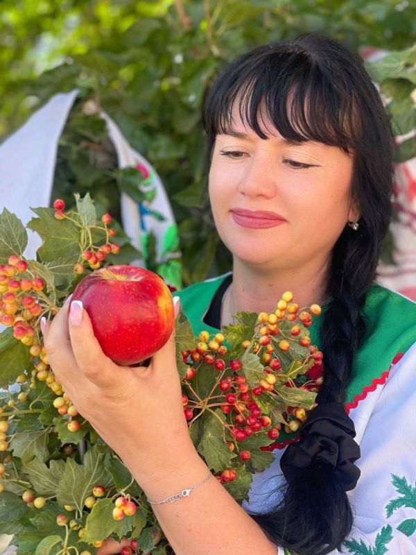 Фольклорно-познавательная программа "Яблочный Спас, уходит лето от нас" Фольклорно-познавательная программа "Яблочный Спас, уходит лето от нас"