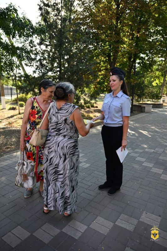 Полицейские предупредили граждан об участившихся случаях мошенничества и раздали информационные памятки Полицейские предупредили граждан об участившихся случаях мошенничества и раздали информационные памятки