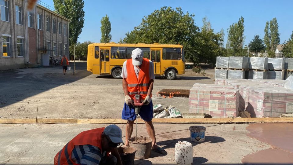 В селе Азовское Генического округа вовсю идет капремонт школы В селе Азовское Генического округа вовсю идет капремонт школы