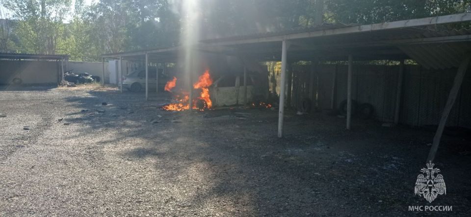 #ОперативкаМЧС84. Сотрудники МЧС России ликвидировали последствия попадания ВОП в Новой Каховке В Новой Каховке на улице Щорса в результате попадания взрывоопасного предмета горел автомобиль и сухостой #ОперативкаМЧС84. Сотрудники МЧС России ликвидировали последствия попадания ВОП в Новой Каховке В Новой Каховке на улице Щорса в результате попадания взрывоопасного предмета горел автомобиль и сухостой