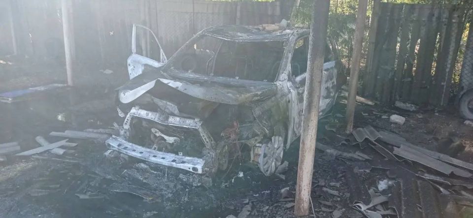 В Новой Каховке беспилотник сбросил снаряды, вызвав пожар на автостоянке В Новой Каховке беспилотник сбросил снаряды, вызвав пожар на автостоянке