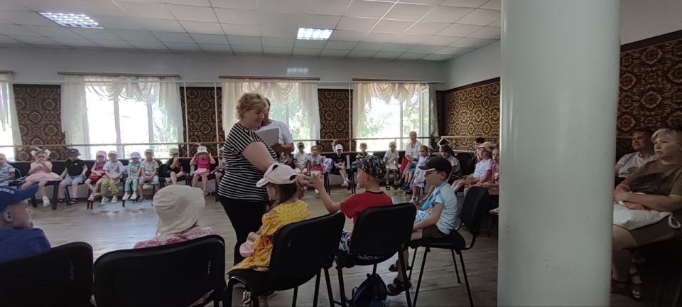 Сегодня в Новотроицком центре культуры и досуга была проведена развлекательная программа, посвящённая Дню рождения всеми любимого персонажа — Чебурашки! Сегодня в Новотроицком центре культуры и досуга была проведена развлекательная программа, посвящённая Дню рождения всеми любимого персонажа — Чебурашки!