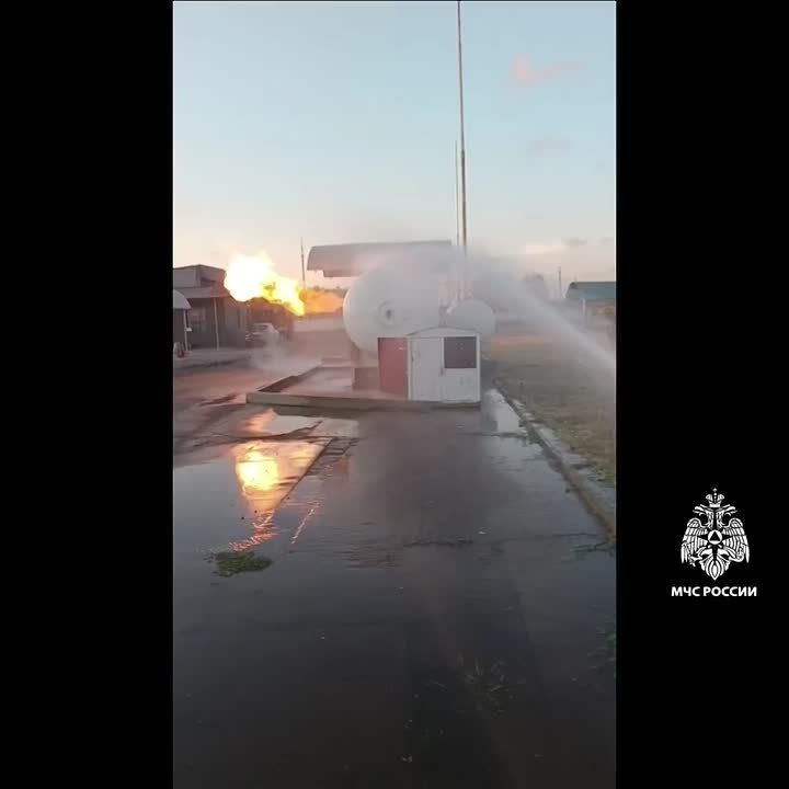 #ОперативкаМЧС84. Огнеборцы МЧС Херсонской области ликвидировали последствия обстрела в Бехтерах В селе Бехтеры Голопристанского округа в результате попадания ВОП на территории заправочной станции горел резервуар для...