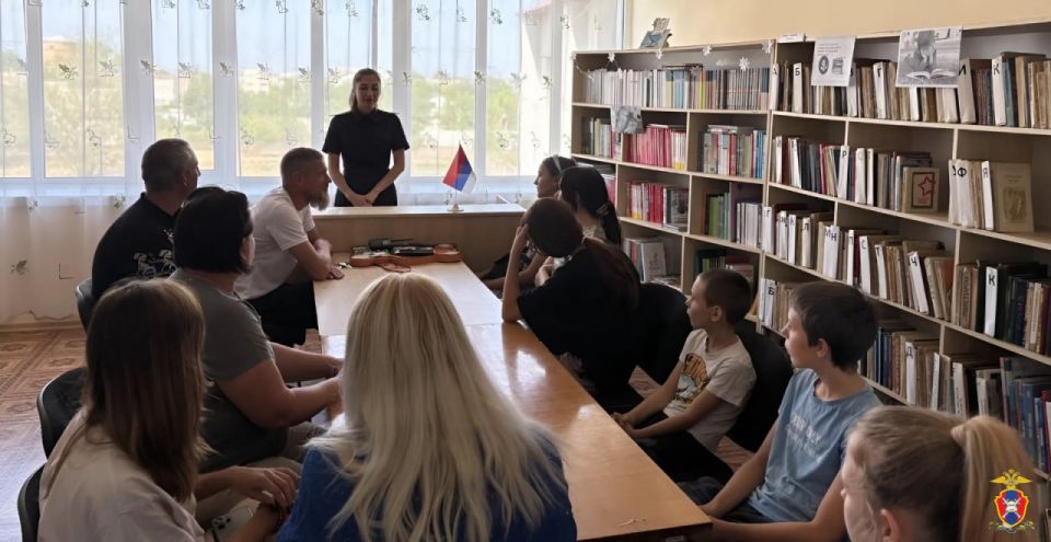 В Херсонской области сотрудники Госавтоинспекции провели профилактическую беседу, направленную на повышение уровня безопасности дорожного движения среди детей и взрослых