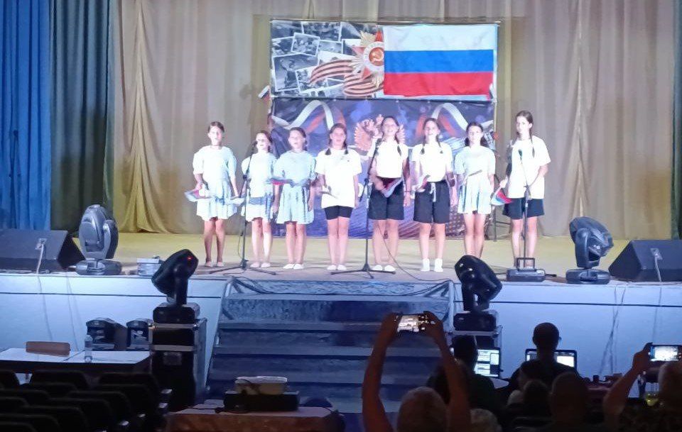 Под Российским флагом. Сегодня 22 августа в филиале №4 Культурно-досугового центра Великолепетихского МО состоялась праздничная программа, посвященная Дню Государственного флага "Под Российским флагом" Под Российским флагом. Сегодня 22 августа в филиале №4 Культурно-досугового центра Великолепетихского МО состоялась праздничная программа, посвященная Дню Государственного флага "Под Российским флагом"