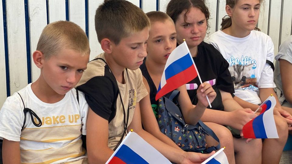 Для участников проекта «Каникулы с Единой Россией» волонтеры МГЕР подготовили викторину о Государственном флаге России Для участников проекта «Каникулы с Единой Россией» волонтеры МГЕР подготовили викторину о Государственном флаге России