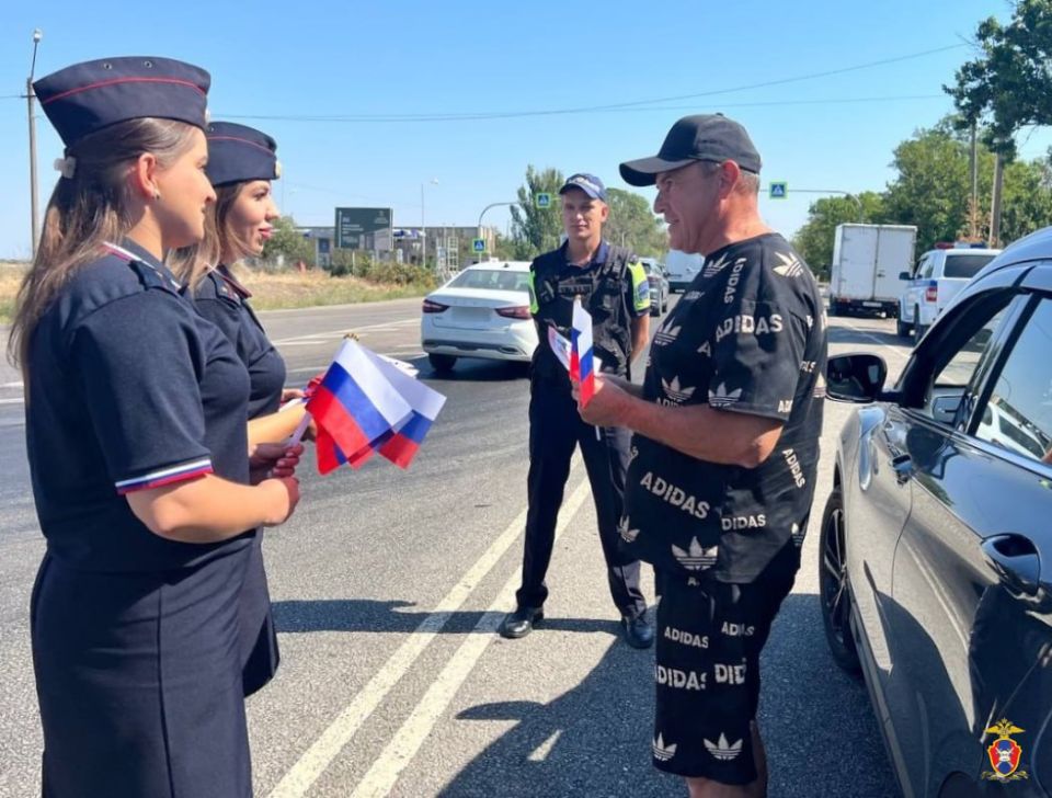 Сотрудники Управления Госавтоинспекции Херсонской области в связи с Днем Государственного флага Российской Федерации провели поздравительную акцию для участников дорожного движения Сотрудники Управления Госавтоинспекции Херсонской области в связи с Днем Государственного флага Российской Федерации провели поздравительную акцию для участников дорожного движения