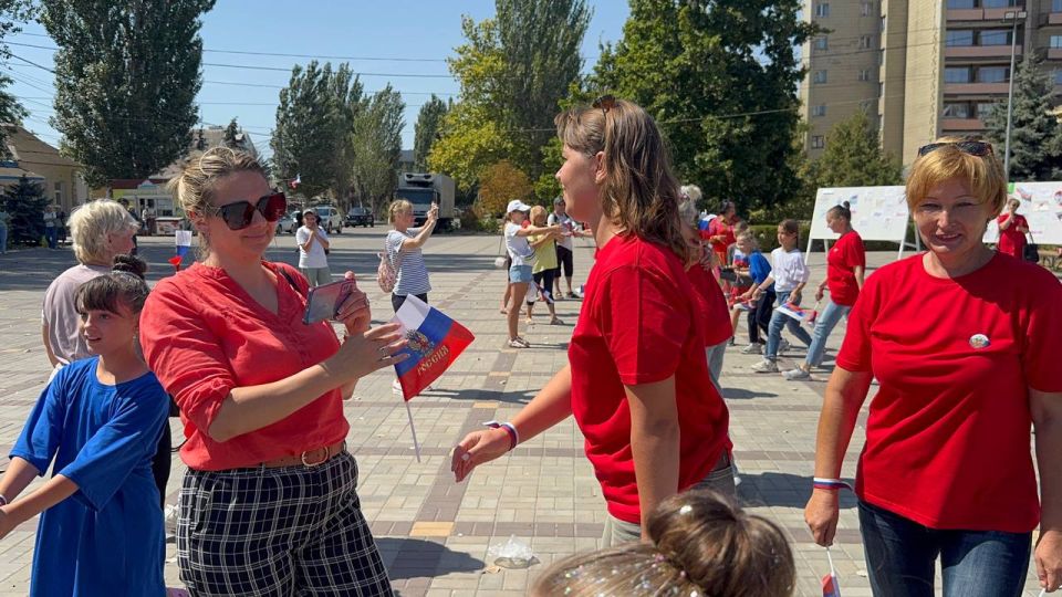 Женским движением Единой России в Скадовском округе ко Дню флага России организована танцевальная акция Женским движением Единой России в Скадовском округе ко Дню флага России организована танцевальная акция