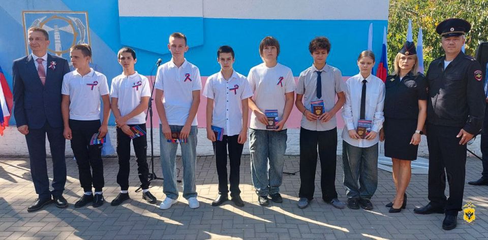 В День Государственного флага Российской Федерации юным жителям Херсонской области вручены первые паспорта В День Государственного флага Российской Федерации юным жителям Херсонской области вручены первые паспорта