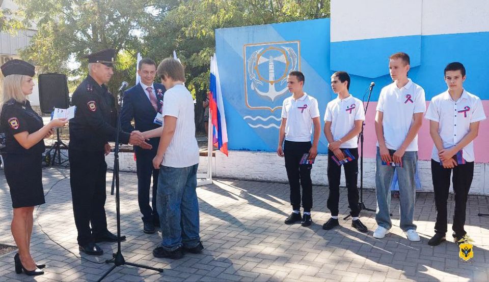 В День Государственного флага Российской Федерации юным жителям Херсонской области вручены первые паспорта В День Государственного флага Российской Федерации юным жителям Херсонской области вручены первые паспорта