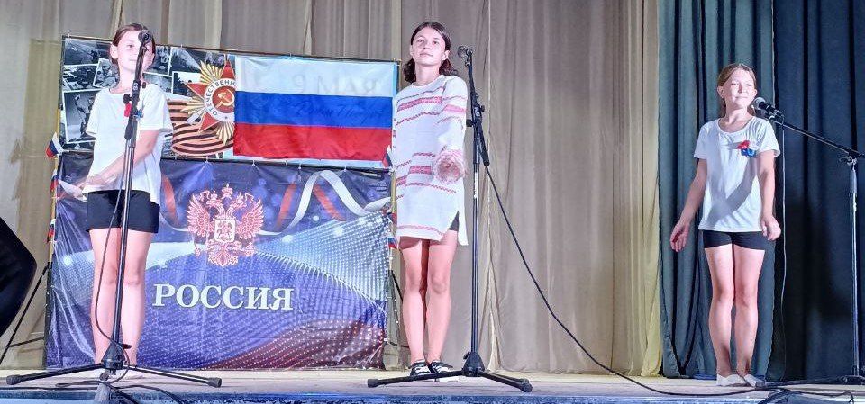 Под Российским флагом. Сегодня 22 августа в филиале №4 Культурно-досугового центра Великолепетихского МО состоялась праздничная программа, посвященная Дню Государственного флага "Под Российским флагом" Под Российским флагом. Сегодня 22 августа в филиале №4 Культурно-досугового центра Великолепетихского МО состоялась праздничная программа, посвященная Дню Государственного флага "Под Российским флагом"