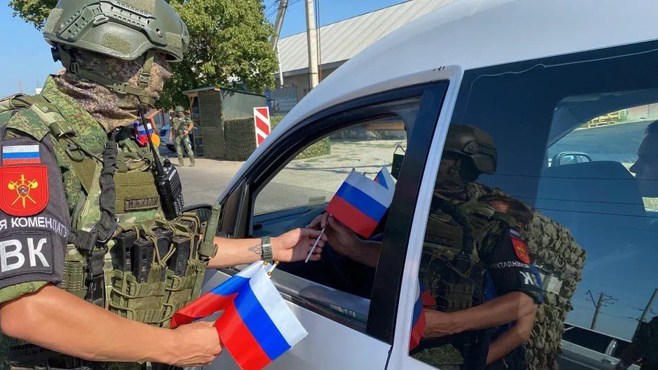 В честь Дня Государственного флага волонтеры «Молодой Гвардии Единой России» вместе с военнослужащими вручают жителям Херсонской области ленты-триколоры и флажки В честь Дня Государственного флага волонтеры «Молодой Гвардии Единой России» вместе с военнослужащими вручают жителям Херсонской области ленты-триколоры и флажки