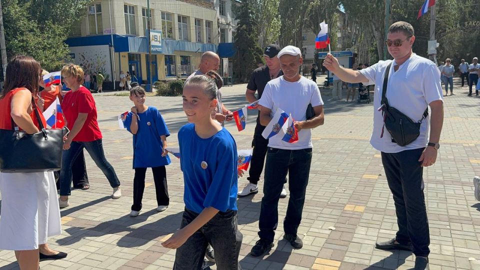 Женским движением Единой России в Скадовском округе ко Дню флага России организована танцевальная акция Женским движением Единой России в Скадовском округе ко Дню флага России организована танцевальная акция