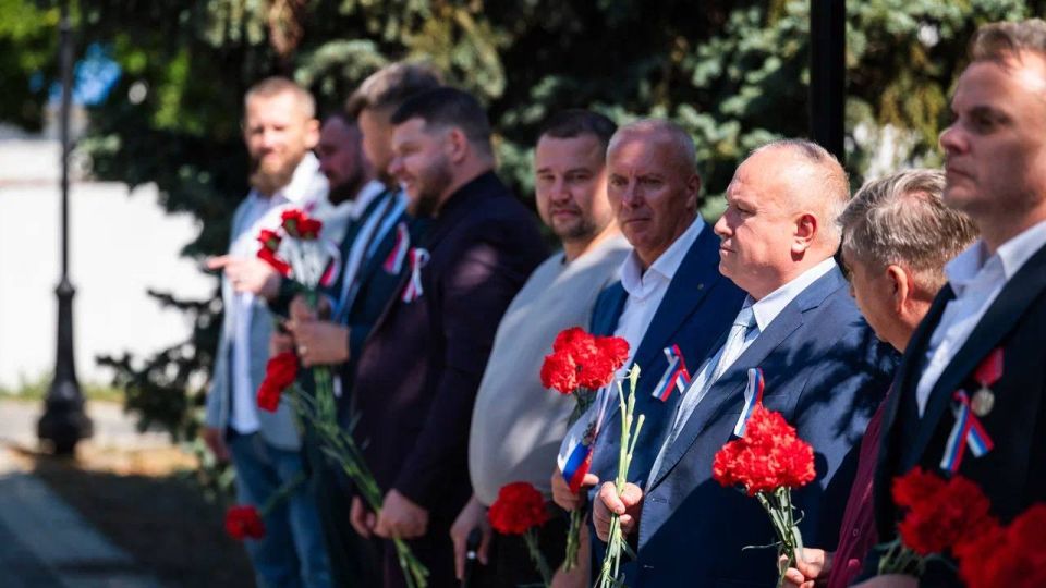 Активное участие в мероприятиях финалистов проекта «Герои Херсонщины», участников специальной военной операции – продемонстрировало их глубокое уважение к истории нашей страны Активное участие в мероприятиях финалистов проекта «Герои Херсонщины», участников специальной военной операции – продемонстрировало их глубокое уважение к истории нашей страны