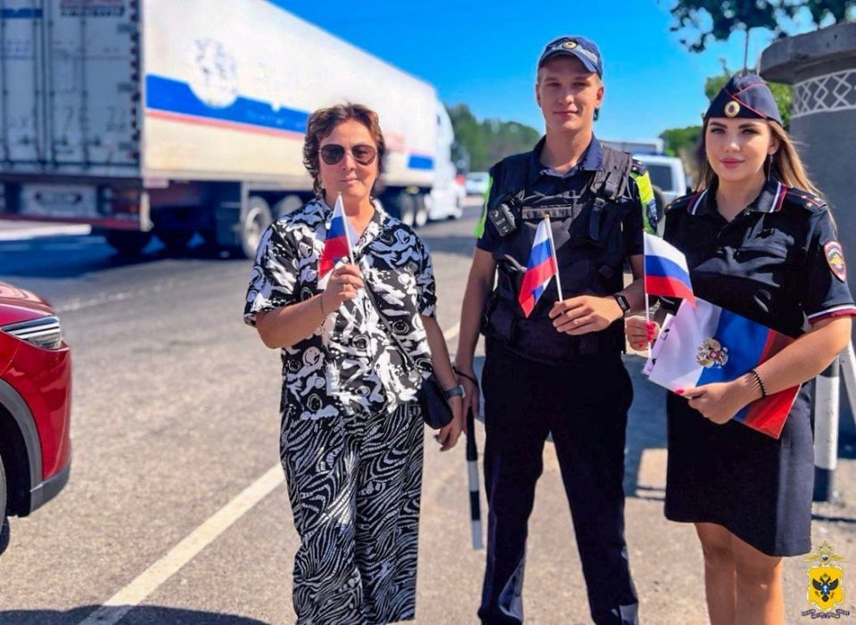 В Херсонской области полицейские раздали геничанам флажки-триколоры в честь Дня государственного флага России В Херсонской области полицейские раздали геничанам флажки-триколоры в честь Дня государственного флага России