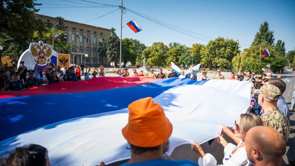 В Геническе отметили День государственного флага В Геническе отметили День государственного флага