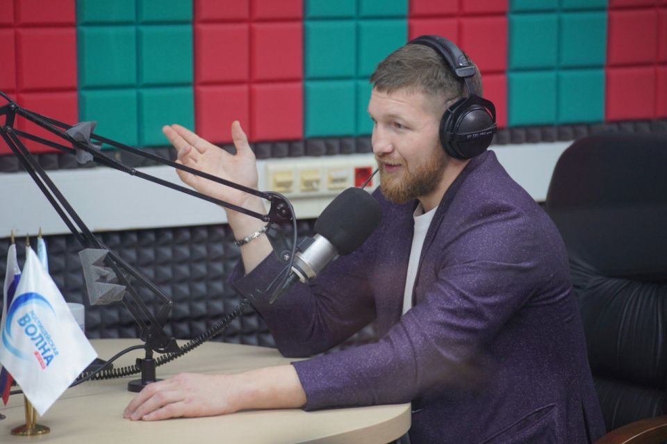 Ирина Волк: Дорогие друзья!. Сегодня, 22 августа, на «Милицейской волне» прозвучит программа «Вам слово! С Ириной Волк», где на мои вопросы в студии отвечает чемпион мира и Европы по кикбоксингу, участник Специальной военной...