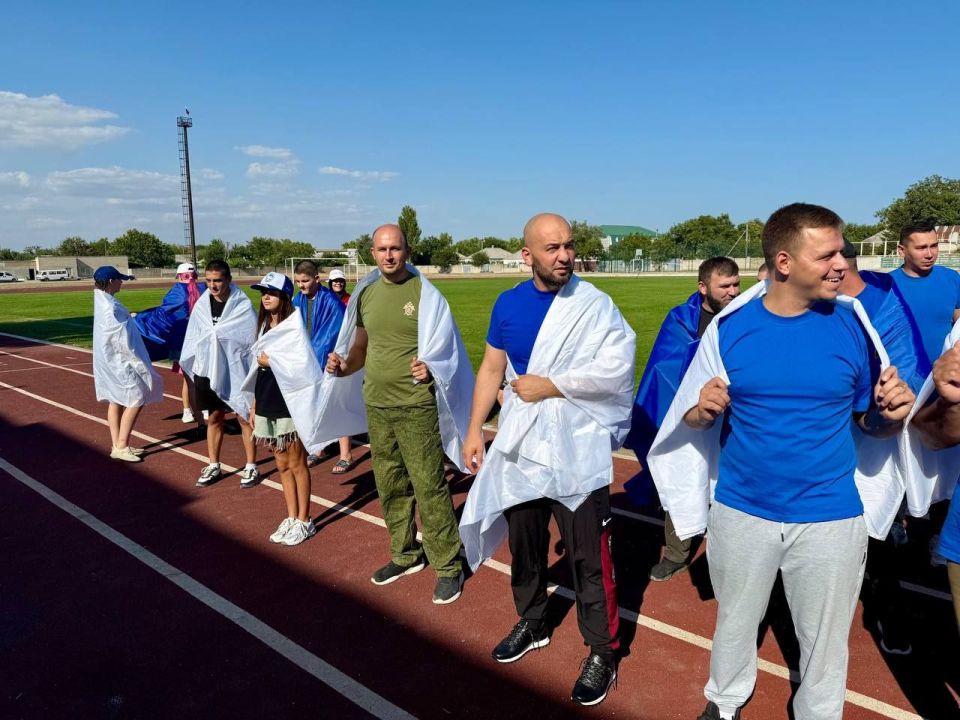 Офицеры СУ СК России по Херсонской области приняли участие в праздничных мероприятиях, приуроченных ко Дню Государственного флага Российской Федерации Офицеры СУ СК России по Херсонской области приняли участие в праздничных мероприятиях, приуроченных ко Дню Государственного флага Российской Федерации