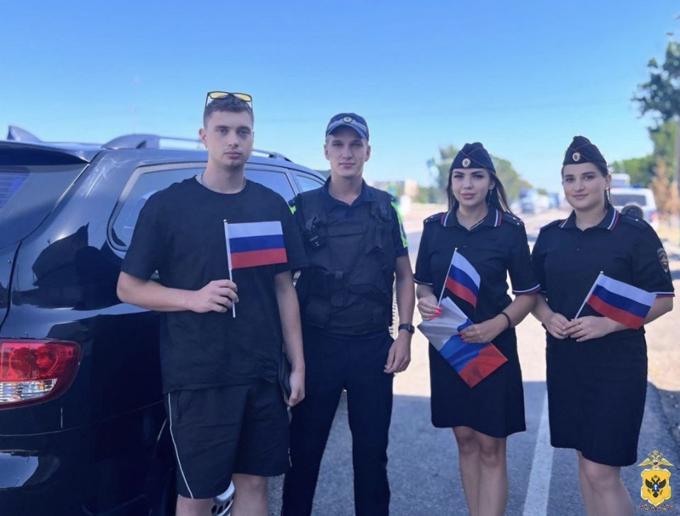 В Херсонской области полицейские раздали геничанам флажки-триколоры в честь Дня государственного флага России