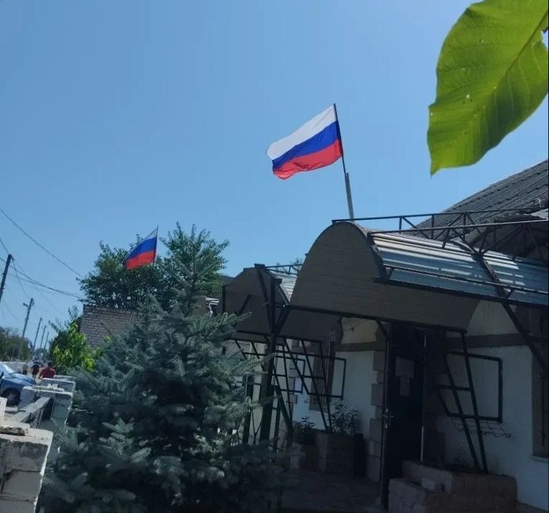 В Голопристанском округе ко Дню флага обновлены государственные символы В Голопристанском округе ко Дню флага обновлены государственные символы