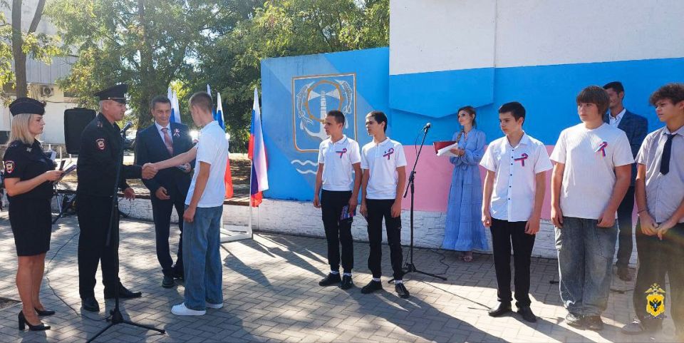 В День Государственного флага Российской Федерации юным жителям Херсонской области вручены первые паспорта В День Государственного флага Российской Федерации юным жителям Херсонской области вручены первые паспорта