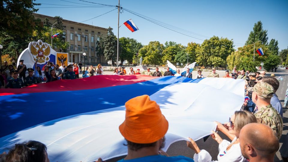 Председатель Совета РО Партии СПРАВЕДЛИВАЯ РОССИЯ – ЗА ПРАВДУ Игорь Щепелин, член Совета Александр Розум вместе с Председателем Общественной палаты Херсонской области Игорем Качуром, участником СВО Артуром Канциром, жителями... Председатель Совета РО Партии СПРАВЕДЛИВАЯ РОССИЯ – ЗА ПРАВДУ Игорь Щепелин, член Совета Александр Розум вместе с Председателем Общественной палаты Херсонской области Игорем Качуром, участником СВО Артуром Канциром, жителями...