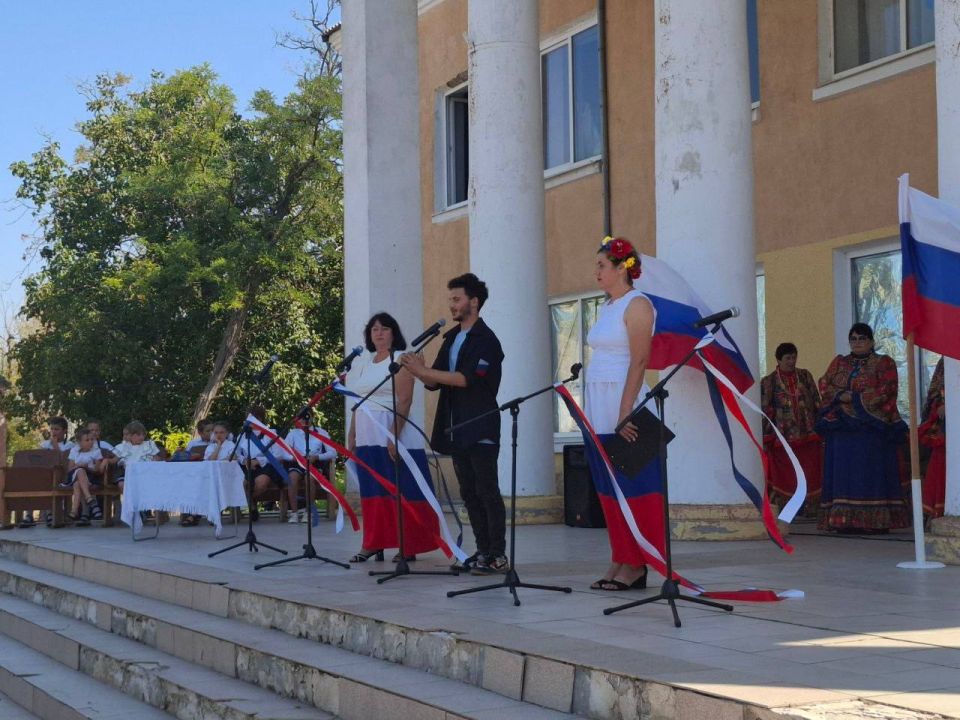 Ко Дню Флага России: Патриотическая акция в селе Азовское! Ко Дню Флага России: Патриотическая акция в селе Азовское!