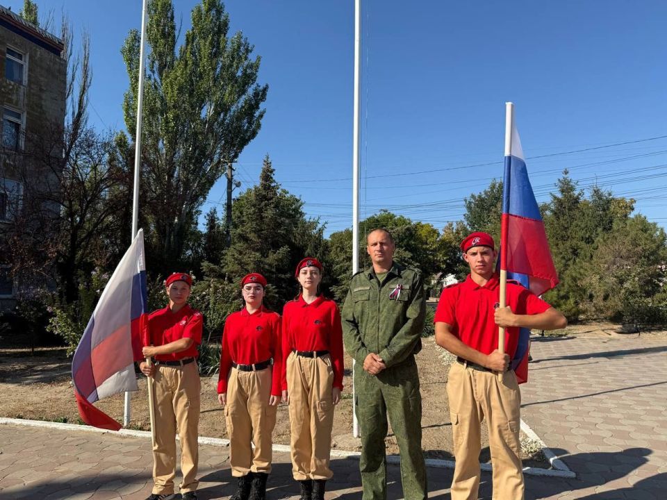 Офицеры СУ СК России по Херсонской области приняли участие в праздничных мероприятиях, приуроченных ко Дню Государственного флага Российской Федерации Офицеры СУ СК России по Херсонской области приняли участие в праздничных мероприятиях, приуроченных ко Дню Государственного флага Российской Федерации