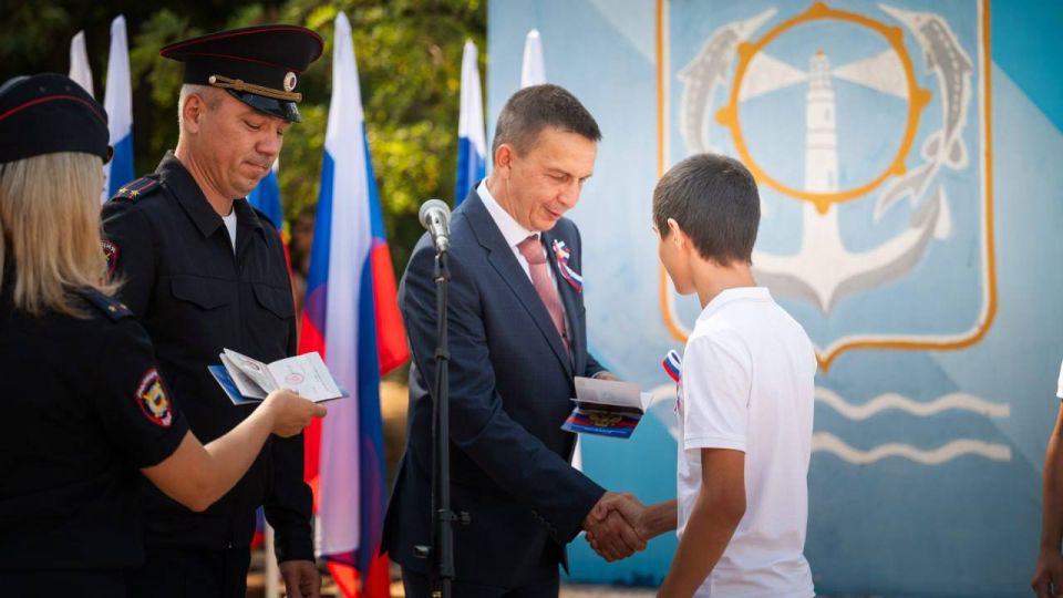 В Геническе отметили День государственного флага В Геническе отметили День государственного флага