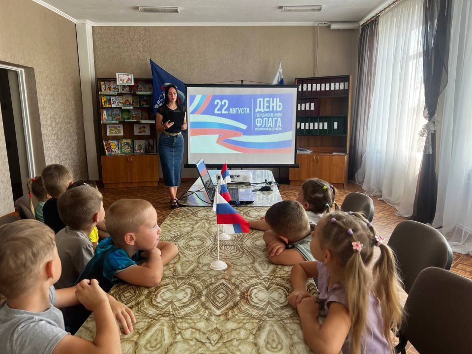 Мероприятие, посвящённое Дню российского флага «Белый, синий, красный – праздник наш прекрасный» прошло в Тавричанском детском саду Мероприятие, посвящённое Дню российского флага «Белый, синий, красный – праздник наш прекрасный» прошло в Тавричанском детском саду