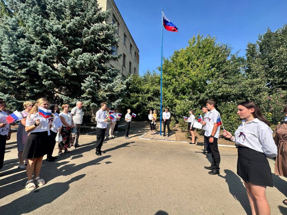 В пгт Ивановка Херсонской области торжественно подняли Государственный флаг Российской Федерации В пгт Ивановка Херсонской области торжественно подняли Государственный флаг Российской Федерации