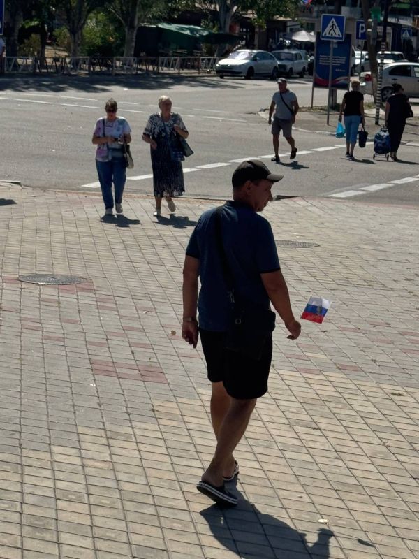 Патриотический флешмоб ко Дню Государственного флага России провели в Новой Каховке Патриотический флешмоб ко Дню Государственного флага России провели в Новой Каховке