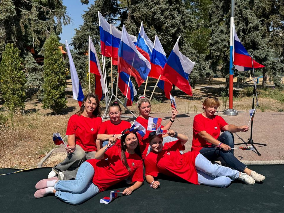 Женским движением Единой России в Скадовском округе ко Дню флага России организована танцевальная акция Женским движением Единой России в Скадовском округе ко Дню флага России организована танцевальная акция
