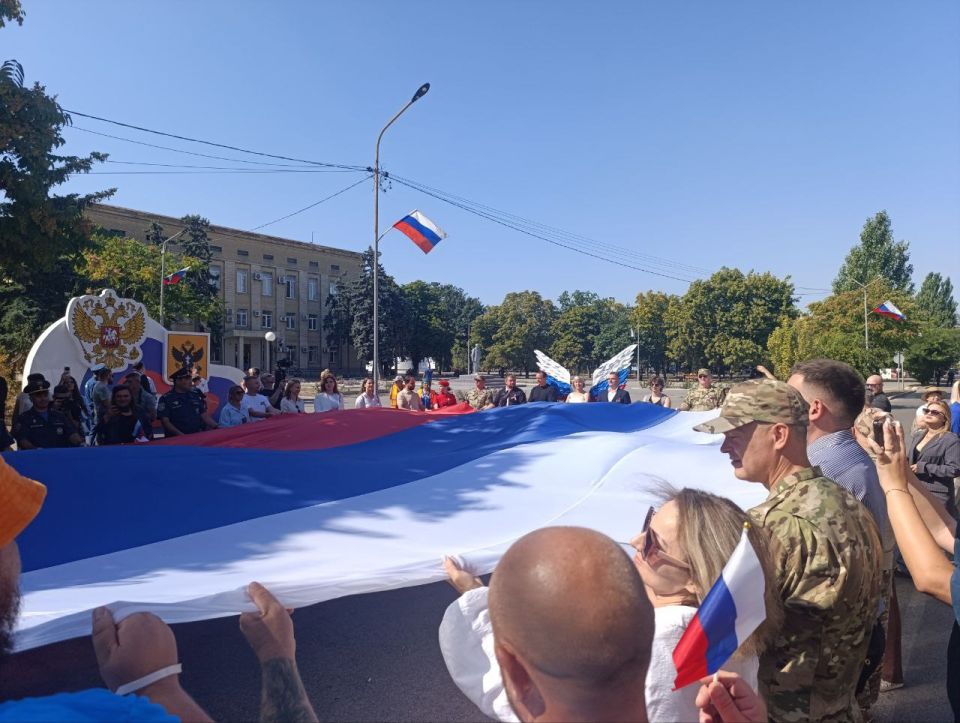 В Геническе отметили День флага России торжественной церемонией В Геническе отметили День флага России торжественной церемонией