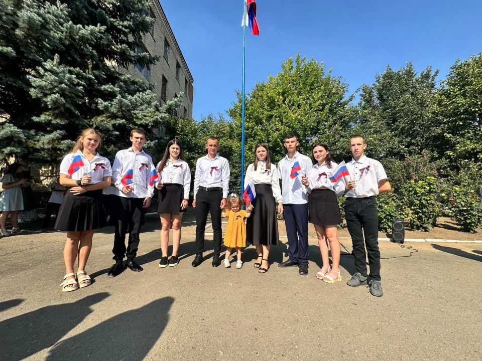 В пгт Ивановка Херсонской области торжественно подняли Государственный флаг Российской Федерации В пгт Ивановка Херсонской области торжественно подняли Государственный флаг Российской Федерации