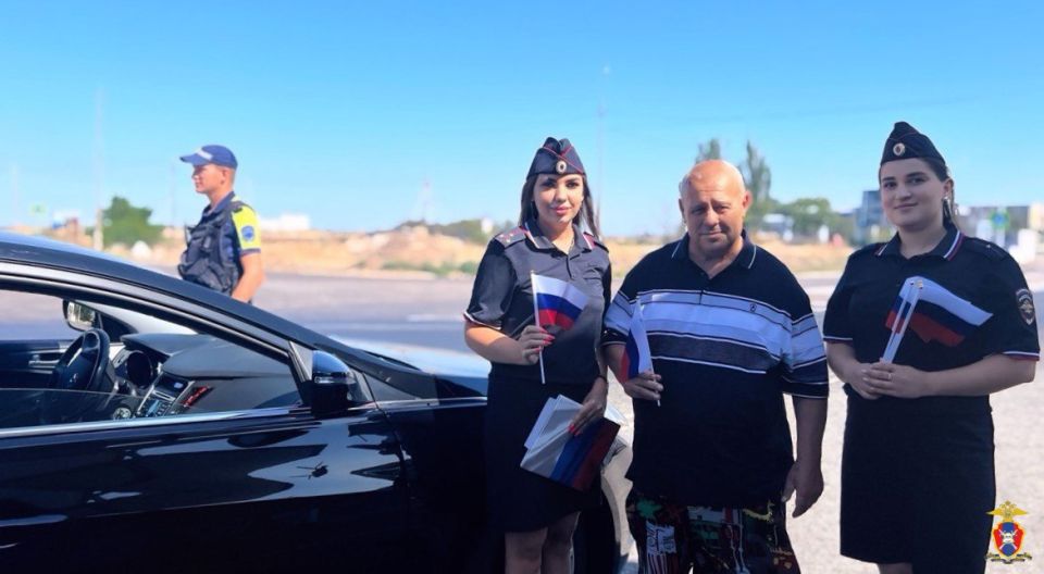 Сотрудники Управления Госавтоинспекции Херсонской области в связи с Днем Государственного флага Российской Федерации провели поздравительную акцию для участников дорожного движения Сотрудники Управления Госавтоинспекции Херсонской области в связи с Днем Государственного флага Российской Федерации провели поздравительную акцию для участников дорожного движения