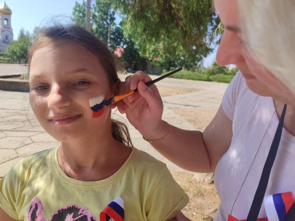 По инициативе муниципального депутата Виктории Кузнецовой в Тавричанском детском саду "Ромашка" прошло патриотическое занятие с воспитанниками, посвящённое Дню государственного флага России По инициативе муниципального депутата Виктории Кузнецовой в Тавричанском детском саду "Ромашка" прошло патриотическое занятие с воспитанниками, посвящённое Дню государственного флага России