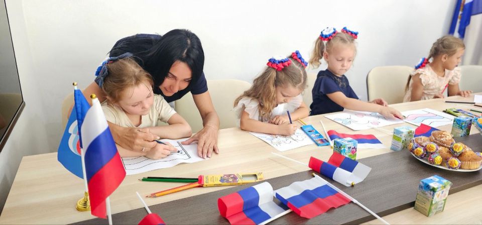 Надежда Бабешко: Сегодня на базе Ивановского отделения партии «Единая Россия» прошло мероприятие, посвящённое Дню Государственного флага Российской Федерации Надежда Бабешко: Сегодня на базе Ивановского отделения партии «Единая Россия» прошло мероприятие, посвящённое Дню Государственного флага Российской Федерации