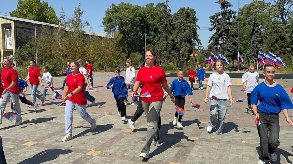 Женским движением Единой России в Скадовском округе ко Дню флага России организована танцевальная акция Женским движением Единой России в Скадовском округе ко Дню флага России организована танцевальная акция