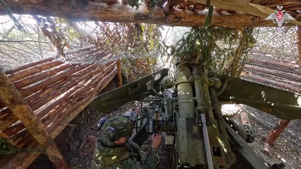 Минобороны России: Расчет 152-мм орудия «Гиацинт-Б» артиллеристов-десантников поразил пункты управления БПЛА и позицию арторудия ВСУ на правом берегу Днепра в Херсонской области
