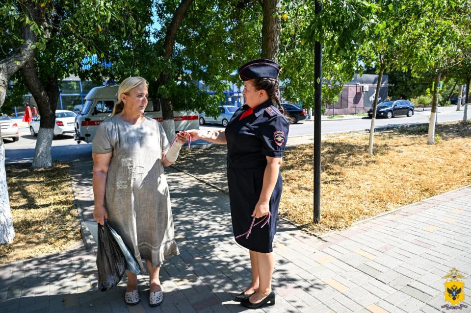 В Херсонской области полицейские раздали геничанам флажки-триколоры в честь Дня государственного флага России В Херсонской области полицейские раздали геничанам флажки-триколоры в честь Дня государственного флага России