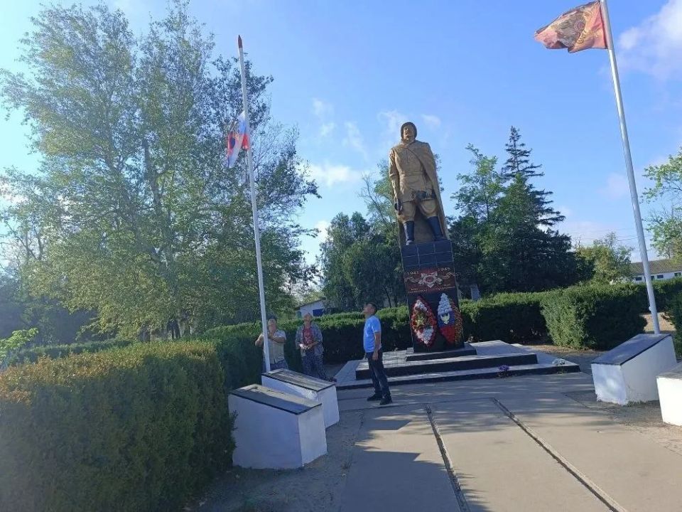 В Голопристанском округе ко Дню флага обновлены государственные символы В Голопристанском округе ко Дню флага обновлены государственные символы
