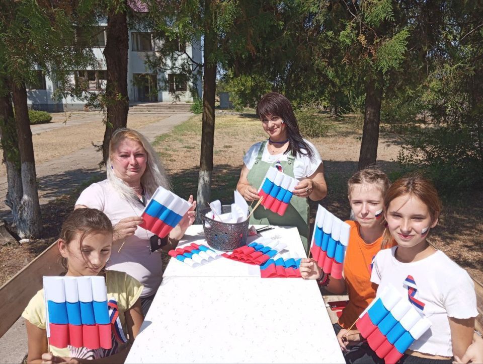 По инициативе муниципального депутата Виктории Кузнецовой в Тавричанском детском саду "Ромашка" прошло патриотическое занятие с воспитанниками, посвящённое Дню государственного флага России По инициативе муниципального депутата Виктории Кузнецовой в Тавричанском детском саду "Ромашка" прошло патриотическое занятие с воспитанниками, посвящённое Дню государственного флага России