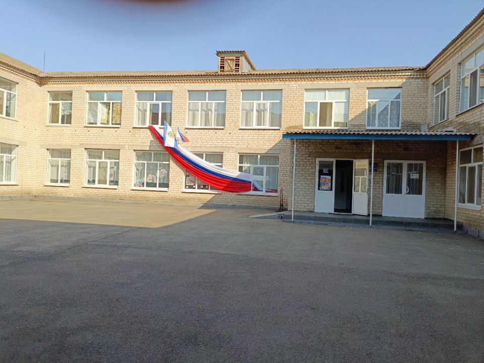 В Новодмитровской школе провели мероприятие для местных детей, посвященное государственным символам России В Новодмитровской школе провели мероприятие для местных детей, посвященное государственным символам России