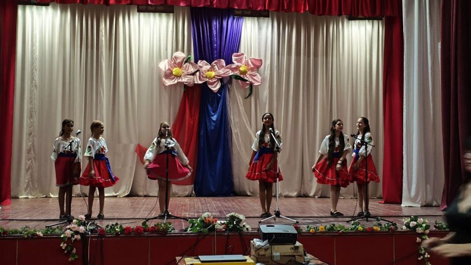 Торжественный концерт в честь Дня Государственного флага РФ объединил жителей села Вольное Торжественный концерт в честь Дня Государственного флага РФ объединил жителей села Вольное